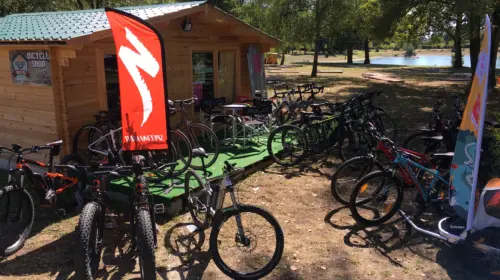 Camping Les 3 Lacs du Soleil - Trept, Rhône-Alpes, France